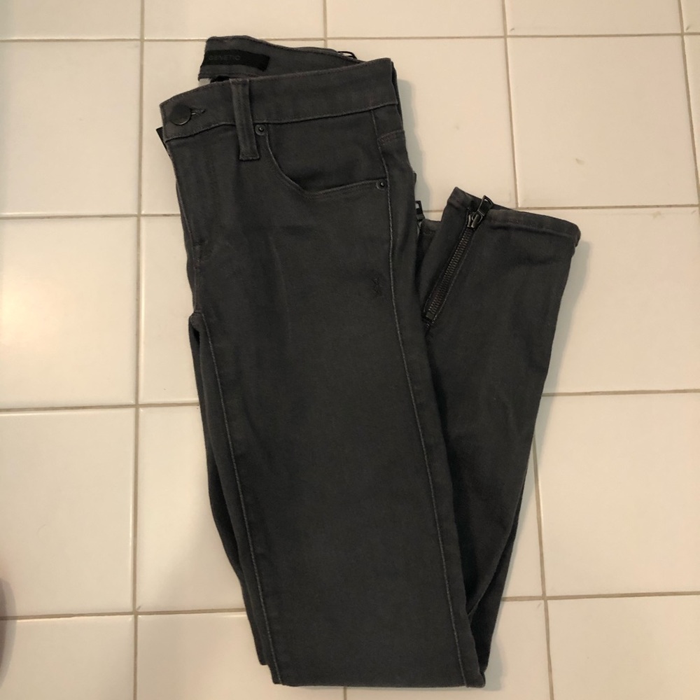 Gray ankle zip genetic jeans